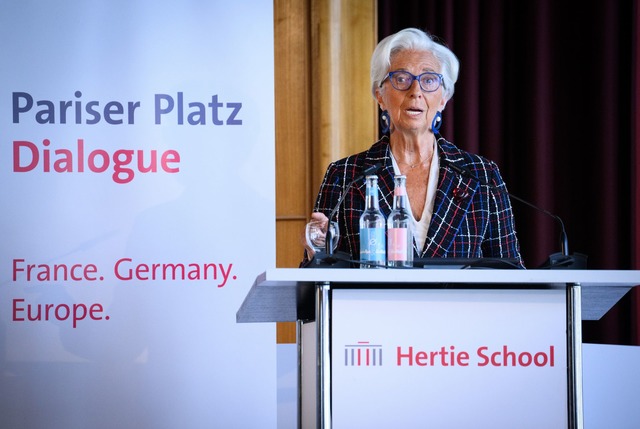 EZB-Pr&auml;sidentin Christine Lagarde... in ihren Grundfesten ersch&uuml;ttert  | Foto: Bernd von Jutrczenka/dpa