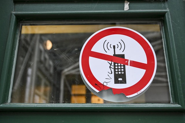 In einigen Schulen ist es verboten, das Handy zu benutzen.  | Foto: Jens Kalaene (dpa) 