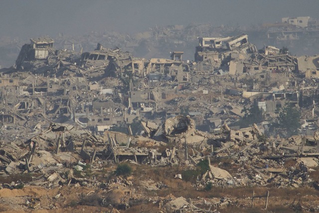 Aus dem Gazastreifen sind wieder viele Tote nach Angriffen gemeldet worden.  | Foto: Ariel Schalit/AP/dpa
