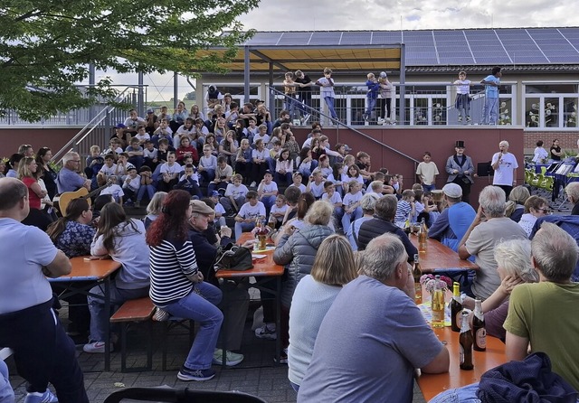 Gespannt verfolgten Eltern und Angehör... der Kinder auf dem Egringen Schulhof. | Foto: Simone Kammerer Gespannt verfolgten Eltern und Angehör... der Kinder auf dem Egringen Schulhof. | Foto: Simone Kammerer