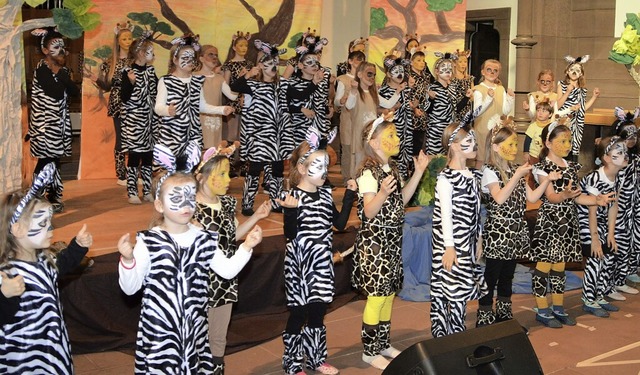 Kleine Zebras und Giraffen verzauberte...vangelischen Stadtkirche das Publikum.  | Foto: Edgar Steinfelder