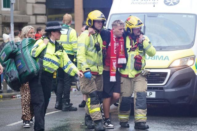 Auto fhrt whrend Meisterfeier in Liverpool in Menschenmenge