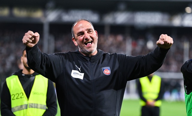 Heidenheims Trainer Frank Schmidt jubelt nach dem Klassenerhalt.  | Foto: Silas Sch&uuml;ller/DEFODI Images/dpa