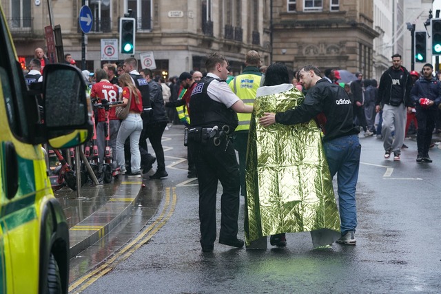 Vor Ort waren viele Menschen.  | Foto: Owen Humphreys/PA Wire/dpa