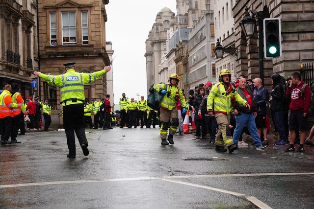 Polizei und Rettungskr&auml;fte in der Water Street.  | Foto: Owen Humphreys/PA Wire/dpa