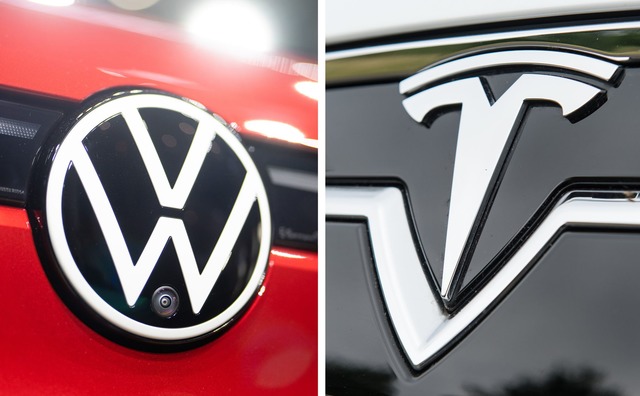 VW verdoppelt E-Auto-Auslieferungen, Tesla halbiert sie.  | Foto: Ronald Bon&szlig;;Patrick Seeger/dpa