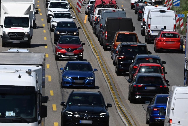 Es wird voll auf den Straßen um Christi Himmelfahrt. | Foto: Bernd Weißbrod (dpa) Es wird voll auf den Straßen um Christi Himmelfahrt. | Foto: Bernd Weißbrod (dpa)