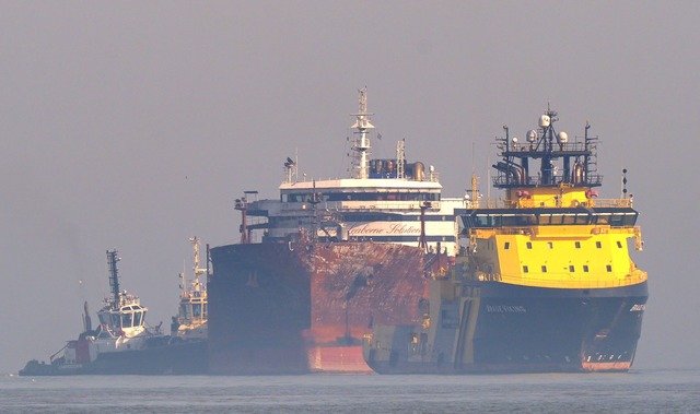 Die Kollision des Containerschiffs Sol...r unfallträchtiges Gewässer. | Foto: Yui Mok/PA Wire/dpa Die Kollision des Containerschiffs Sol...r unfallträchtiges Gewässer. | Foto: Yui Mok/PA Wire/dpa