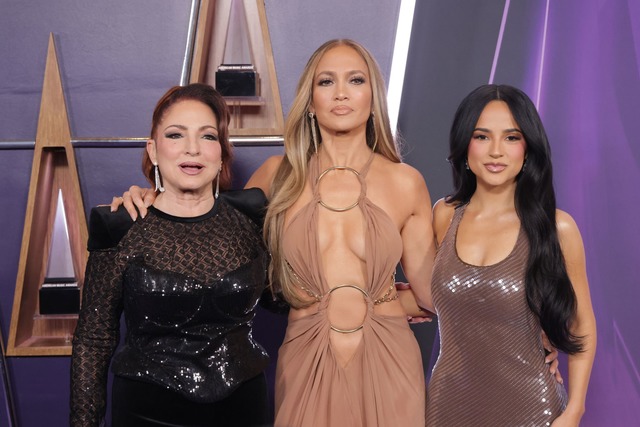 Jennifer Lopez (Mitte) moderierte die AMA-Verleihung in Las Vegas.  | Foto: Crash/imageSPACE via ZUMA Press Wire/dpa