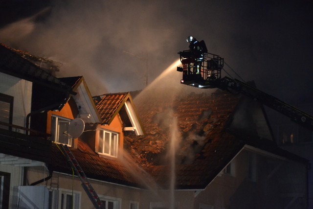 Brandbekmpfung ber die groe Drehleiter.  | Foto: Christiane Sahli