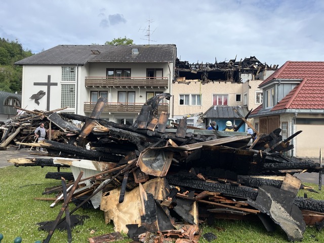 Der Brand richtete einen groen Schaden am Gebude an.  | Foto: Lina Boegel