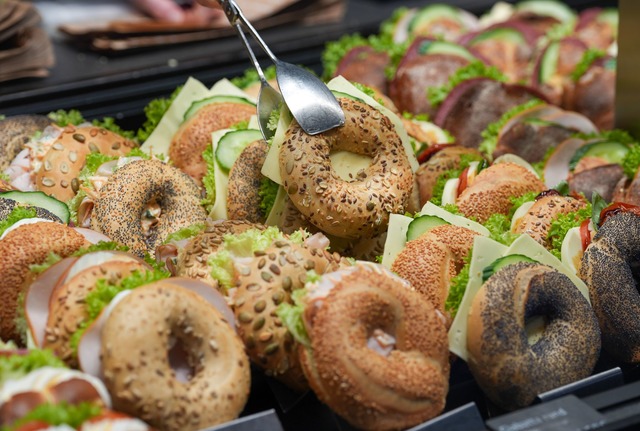 Belegte Brötchen in einer Bä...uml;chte, greift hier zu. (Symbolbild) | Foto: Marcus Brandt/dpa/dpa-tmn Belegte Brötchen in einer Bä...uml;chte, greift hier zu. (Symbolbild) | Foto: Marcus Brandt/dpa/dpa-tmn