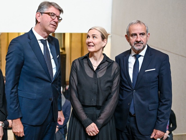 Kulturstaatsminister Wolfram Weimer (l...einer Nachfolgerin in das Neue Museum. | Foto: Jens Kalaene/dpa Kulturstaatsminister Wolfram Weimer (l...einer Nachfolgerin in das Neue Museum. | Foto: Jens Kalaene/dpa