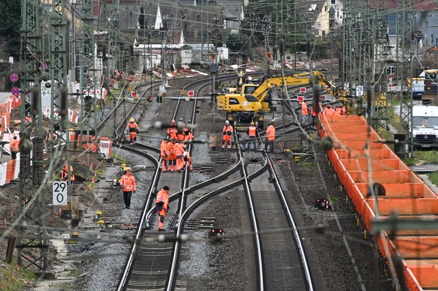 Aus dem Sonderverm&ouml;gen soll auch ...ng von Bahnstrecken finanziert werden.  | Foto: Arne Dedert/dpa