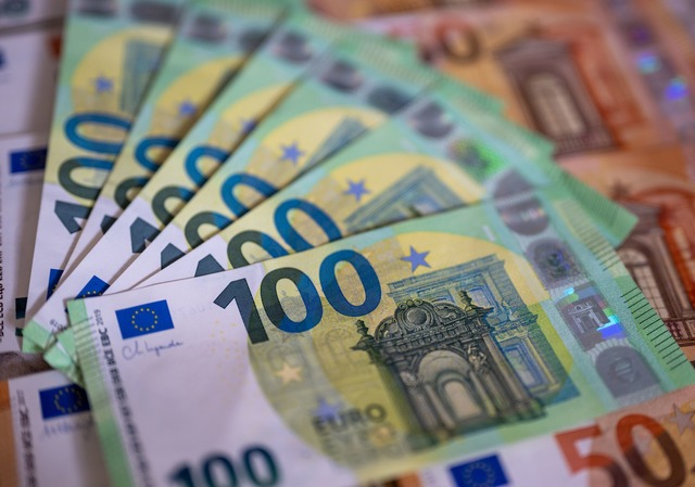 Das Sonderverm&ouml;gen hat ein riesiges Volumen.  | Foto: Monika Skolimowska/dpa