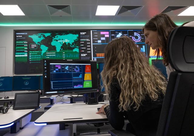 Im Cybersicherheitszentrum k&ouml;nnen m&ouml;gliche Angriffe entdeckt werde.  | Foto: Boris Roessler/dpa