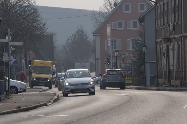 In der Hügelheimer Ortsdurchfahrt hat ... Montagnachmittag ein Unfall ereignet. | Foto: Volker Münch In der Hügelheimer Ortsdurchfahrt hat ... Montagnachmittag ein Unfall ereignet. | Foto: Volker Münch