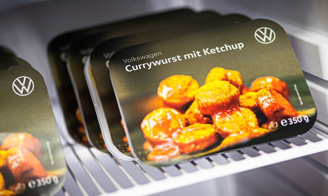 Die VW-Currywurst steht k&uuml;nftig auch als Fertiggericht im Supermarktregal.  | Foto: Moritz Frankenberg/dpa