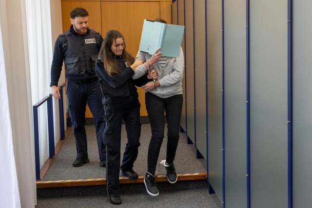 Eine Justizwachtmeisterin führt die an...n Mann mit einem Messer getötet haben. | Foto: Stefan Puchner (dpa) Eine Justizwachtmeisterin führt die an...n Mann mit einem Messer getötet haben. | Foto: Stefan Puchner (dpa)