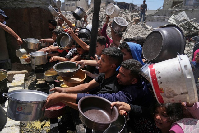 Palästinenser stehen für Leb...rdlichen Gazastreifen an. (Archivbild) | Foto: Jehad Alshrafi/AP/dpa Palästinenser stehen für Leb...rdlichen Gazastreifen an. (Archivbild) | Foto: Jehad Alshrafi/AP/dpa