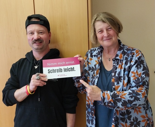 Benjamin Bodemer und Sandra Modrok mit...8211; ein Appell fr einfache Sprache.  | Foto: St. Josefshaus Herten