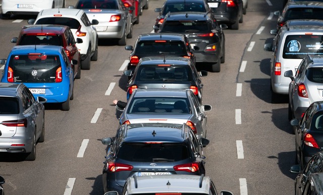 Der Verkehr auf der A8 Richtung Karlsr... auf knapp 15 Kilometern. (Archivbild) | Foto: Marijan Murat/dpa Der Verkehr auf der A8 Richtung Karlsr... auf knapp 15 Kilometern. (Archivbild) | Foto: Marijan Murat/dpa