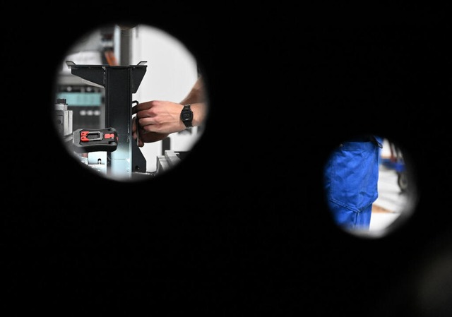 In einer Werkhalle eines Maschinenbauers werden Werkzeugmaschinen gefertigt. | Foto: Bernd Weißbrod 8dpa) In einer Werkhalle eines Maschinenbauers werden Werkzeugmaschinen gefertigt. | Foto: Bernd Weißbrod 8dpa)