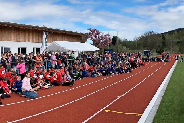Die Erffnung der neuen Bahn im Jahnstadion wurde im Mai 2024 gro gefeiert.  | Foto: Hans-Jochen Kpper