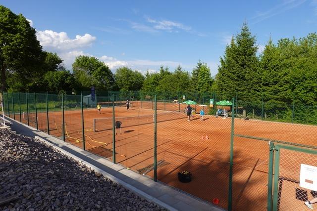 Untersttzung fr Platzsanierung des Tennisclubs Hotzenwald dank Spende der Sparkasse gesichert