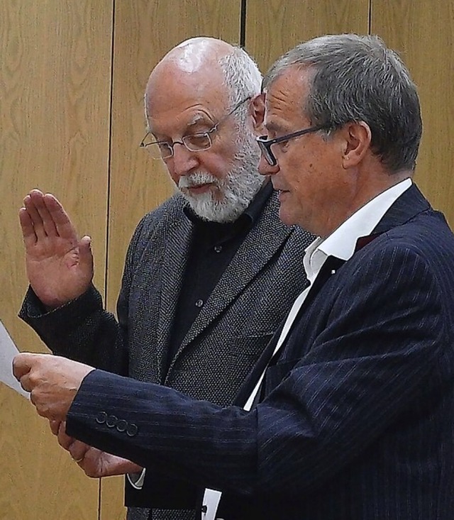 Oberbürgermeister Klaus Eberhardt verpflichtete Joachim Vetter als Gemeinderat. | Foto: Maximilian Müller Oberbürgermeister Klaus Eberhardt verpflichtete Joachim Vetter als Gemeinderat. | Foto: Maximilian Müller