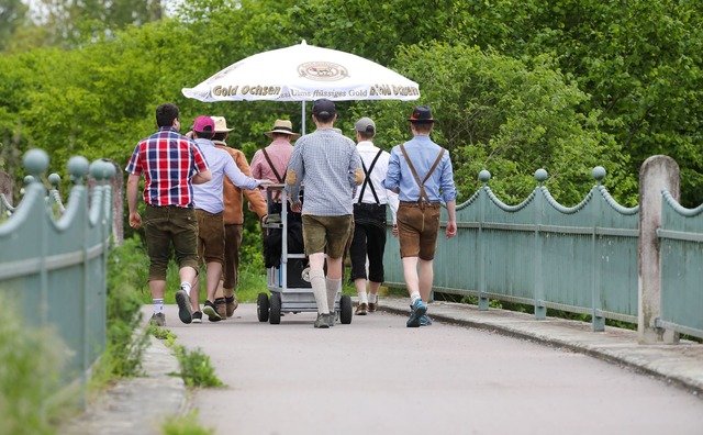 Am Vatertag wird getrunken - im Stra&s...s gefährlich werden. (Archivbild) | Foto: Thomas Warnack/dpa Am Vatertag wird getrunken - im Stra&s...s gefährlich werden. (Archivbild) | Foto: Thomas Warnack/dpa