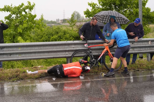 Sturz des Radfahrers Joshua Tarling.  | Foto: Fabio Ferrari/LaPresse via ZUMA Press/dpa
