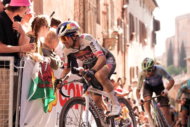 Primoz Roglic steigt beim Giro aus.  | Foto: Massimo Paolone/undefined/LaPresse/AP/dpa