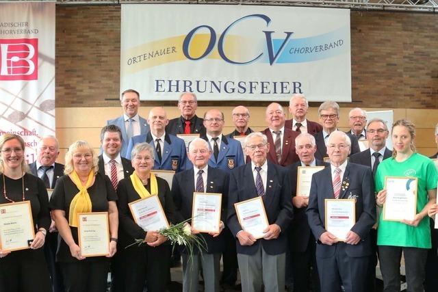 Ortenauer Chorverband ehrt in Mnchweier 28 langjhrige Sngerinnen und Snger