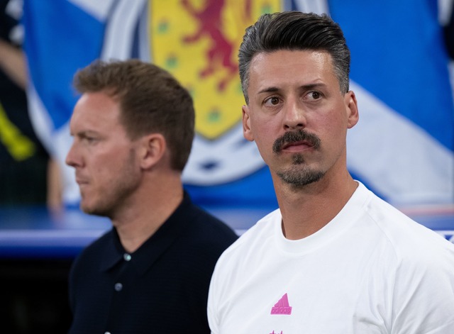 Sandro Wagner (r) wird Trainer in der Fußball-Bundesliga. | Foto: Sven Hoppe/dpa Sandro Wagner (r) wird Trainer in der Fußball-Bundesliga. | Foto: Sven Hoppe/dpa