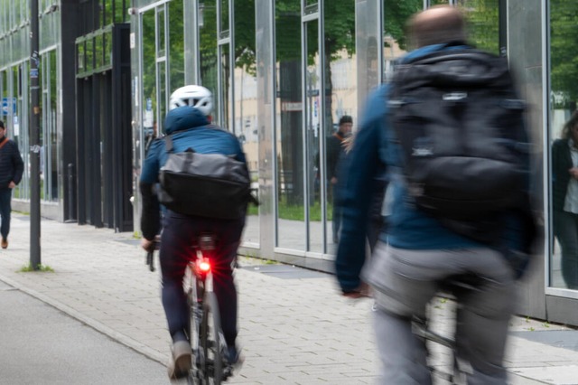 Mit dem Fahrrad zur Arbeit - in Deutschland machen das offenbar viele Menschen. | Foto: Leonie Asendorpf (dpa) Mit dem Fahrrad zur Arbeit - in Deutschland machen das offenbar viele Menschen. | Foto: Leonie Asendorpf (dpa)