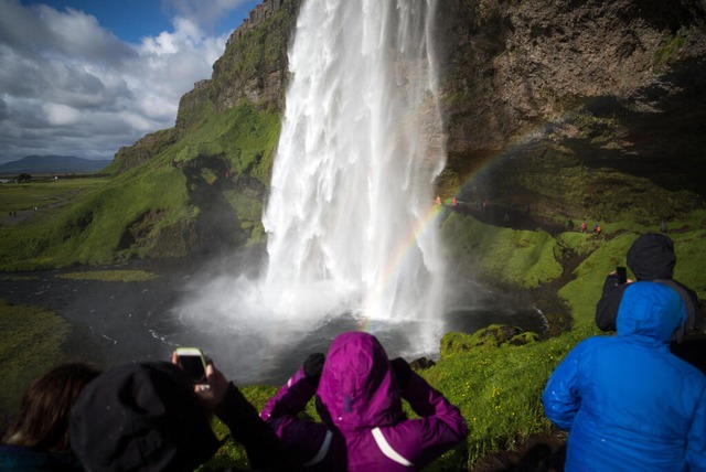 Ab in den Norden: Wer Sommerfrische su...Wie hier am Wasserfall Seljalandsfoss. | Foto: Daniel Naupold (dpa) Ab in den Norden: Wer Sommerfrische su...Wie hier am Wasserfall Seljalandsfoss. | Foto: Daniel Naupold (dpa)