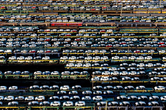 Zwischen 2019 und 2024 ist die Kluft z...und Autopreise gewachsen. (Symbolbild)  | Foto: Sina Schuldt/dpa