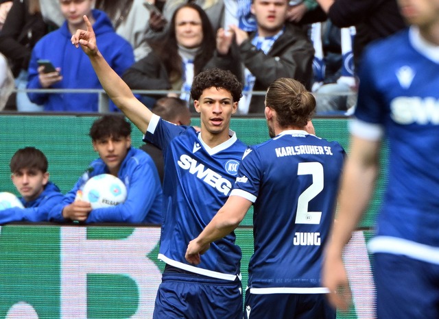 Louey Ben Farhat (l.) erzielte in der Rückrunde drei Tore für den KSC. | Foto: Uli Deck/dpa Louey Ben Farhat (l.) erzielte in der Rückrunde drei Tore für den KSC. | Foto: Uli Deck/dpa