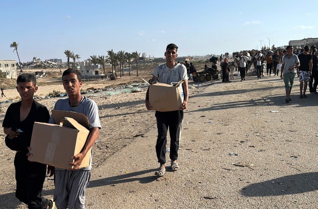 Pal&auml;stinenser mit Hilfsg&uuml;tern.  | Foto: Ahmed Ibrahim/APA Images via ZUMA Press Wire/dpa
