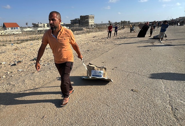 Pal&auml;stinenser mit Hilfsg&uuml;tern.  | Foto: Ahmed Ibrahim/APA Images via ZUMA Press Wire/dpa