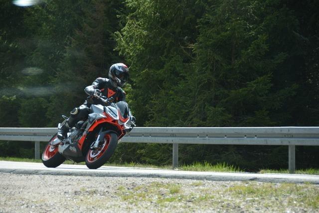 Motorradfahrer kommt bei St. Blasien von Straße ab, stürzt und verletzt sich