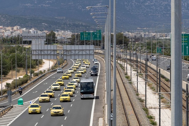 Wer zum Flughafen will, hat es schwer: Taxistreik in Athen.  | Foto: Socrates Baltagiannis/dpa