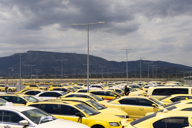 Selbst die Parkpl&auml;tze am Flughafen besetzten die erbosten Taxifahrer.  | Foto: Socrates Baltagiannis/dpa