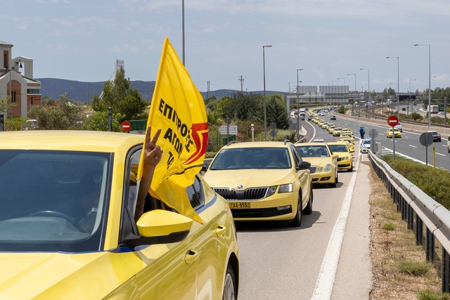 Wollen unter anderem gegen Uber ank&auml;mpfen: Streikende Taxifahrer in Athen.  | Foto: Socrates Baltagiannis/dpa