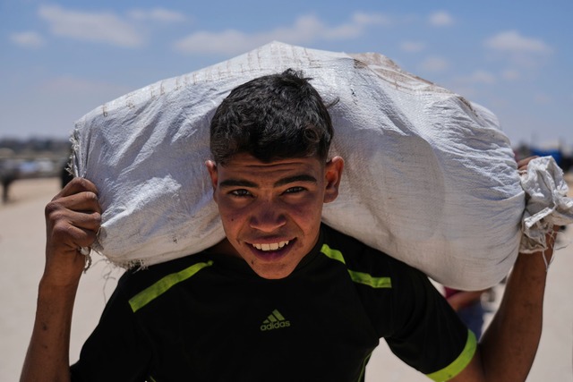 Pal&auml;stinenser mit Hilfsg&uuml;tern.  | Foto: Abdel Kareem Hana/AP/dpa