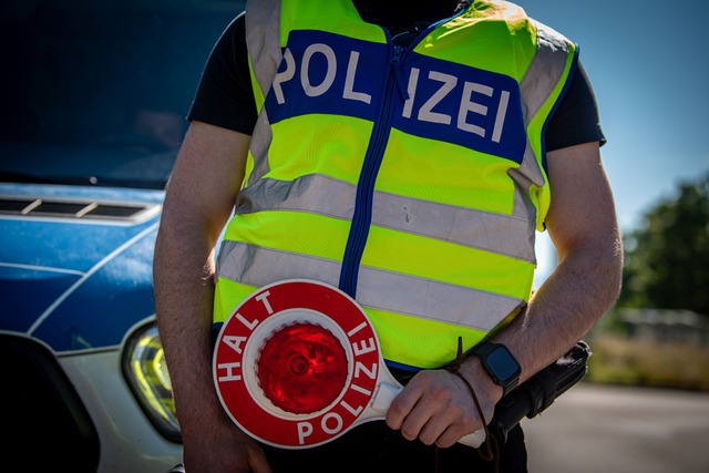 Ein Beamter bei einer Grenzkontrolle im vergangenen Sommer in Neuenburg | Foto: Jonas Günther Ein Beamter bei einer Grenzkontrolle im vergangenen Sommer in Neuenburg | Foto: Jonas Günther