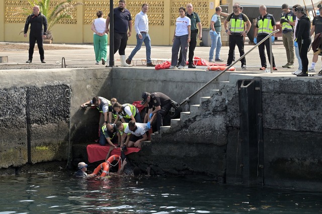 Die beiden j&uuml;ngsten Opfer des Boo...ml;cks waren erst f&uuml;nf Jahre alt.  | Foto: Europa Press Canarias/EUROPA PRESS/dpa