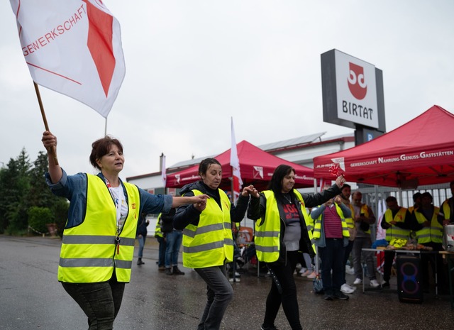 Die Gewerkschaft fordert ein Einstiegs...r die Birtat-Mitarbeiter. (Archivbild)  | Foto: Markus Lenhardt/dpa