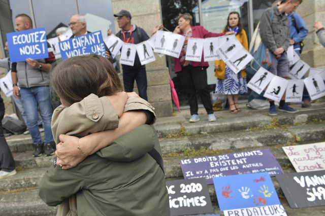 Vor dem Gericht warten Menschen auf das Urteil im Missbrauchsprozess. | Foto: Mathieu Pattier (dpa) Vor dem Gericht warten Menschen auf das Urteil im Missbrauchsprozess. | Foto: Mathieu Pattier (dpa)